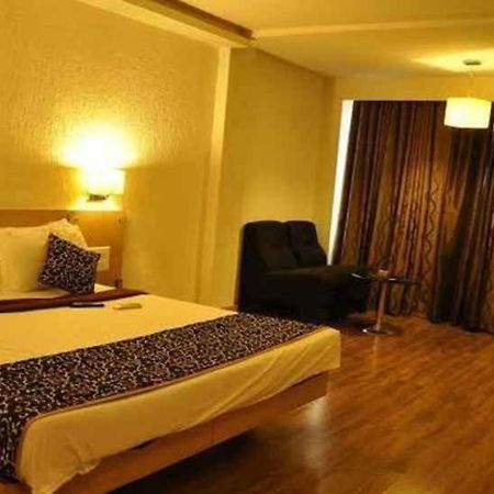 Hotel Manorama Vidzsajavádá Kültér fotó
