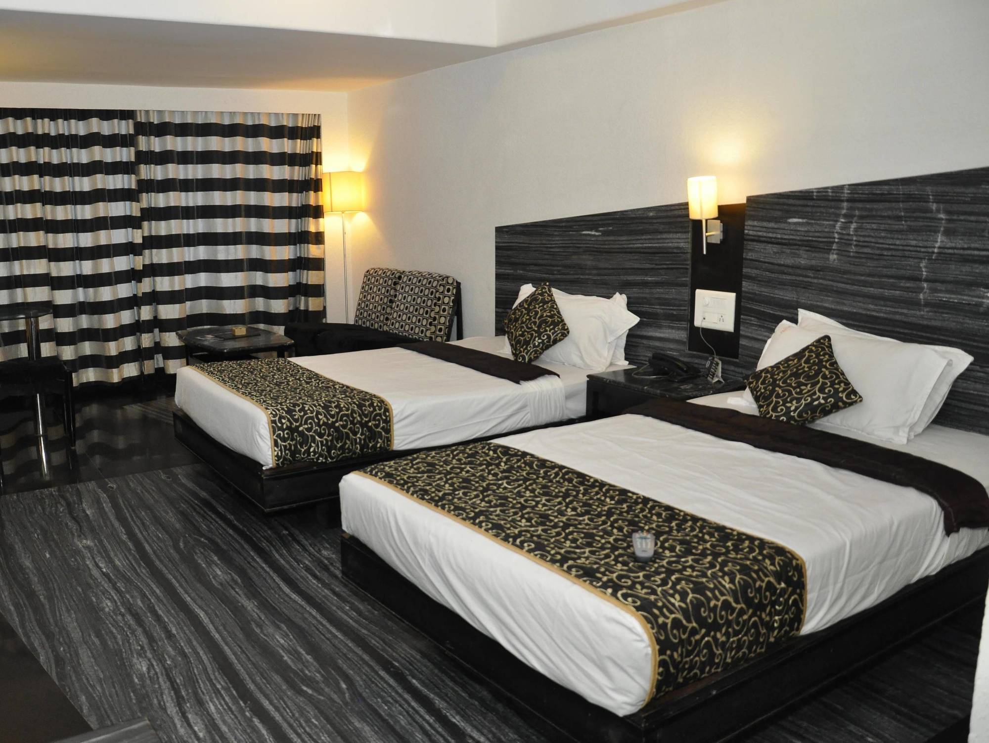 Hotel Manorama Vidzsajavádá Kültér fotó